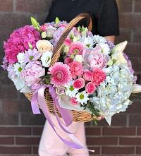 Композиция солнечный день в Конышёвке Цветочная композиция из Розы, Хризантемы, Пионы и Лизиантусы в корзине в Конышёвке