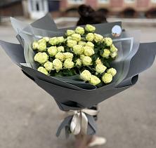 Букет Белые кустовые розы Солинеро в Конышёвке