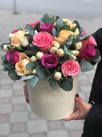 Цветочная композиция из Розы в шляпной коробке в Конышёвке